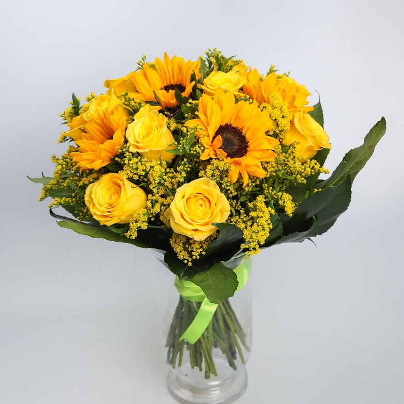 Kytica slnečníc a žltých ruží