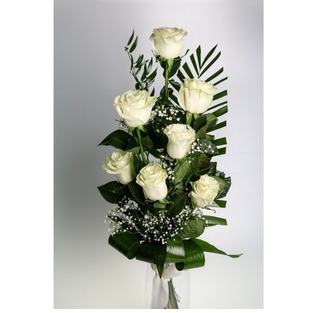 7 bielych ruží s dekoráciou