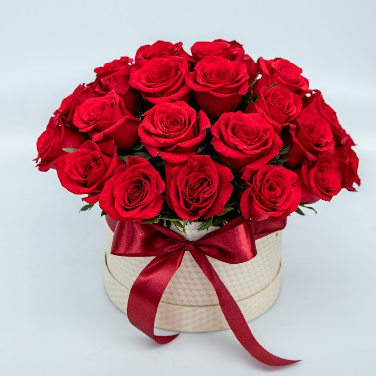 Kvetinový box z červených ruží RED CREAM