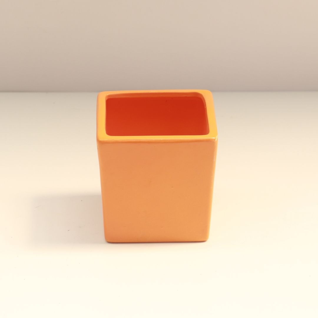 Oranžový štvorcový črepník