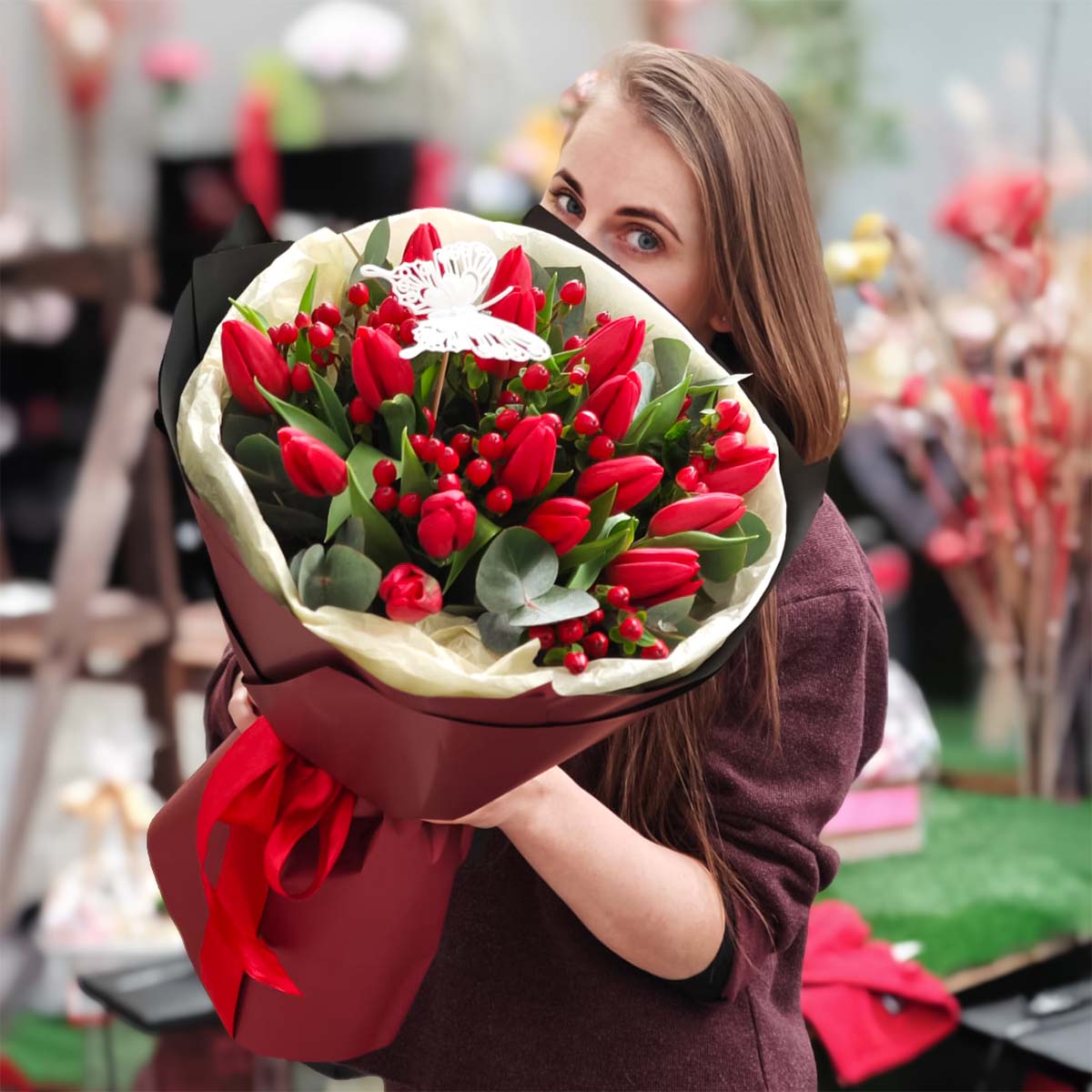 krasna_cervena_kytica_tulipúanov_v_dekoracnom_papiery_kvety_pre_vas_4.jpg