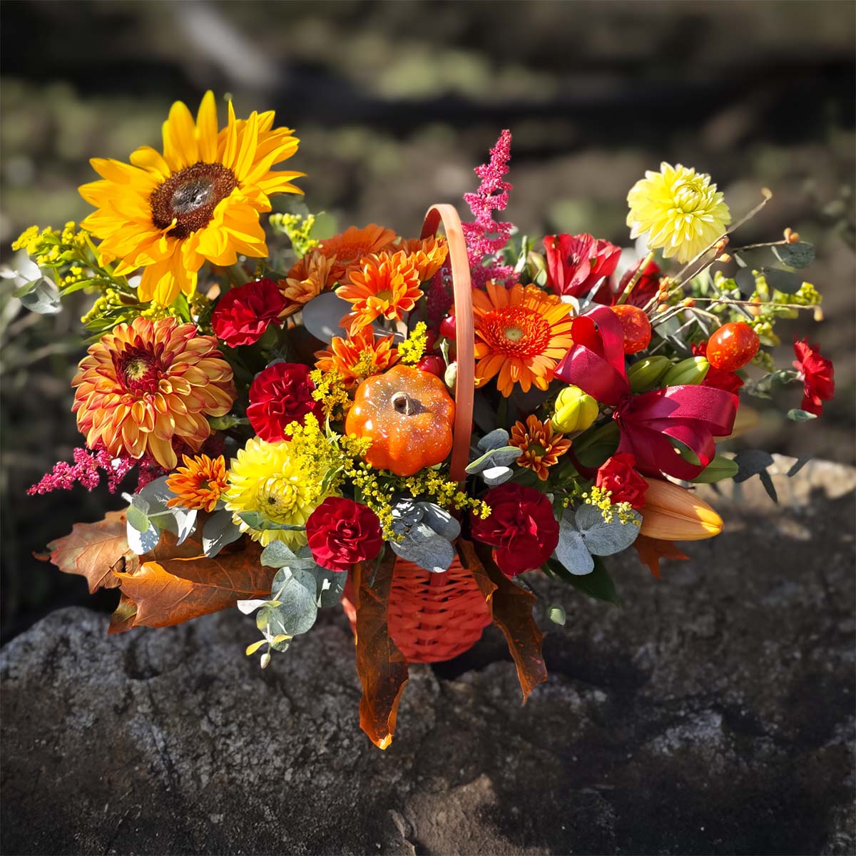 jesenný-kvetinový-košík-s-tekvičkou-1.jpg